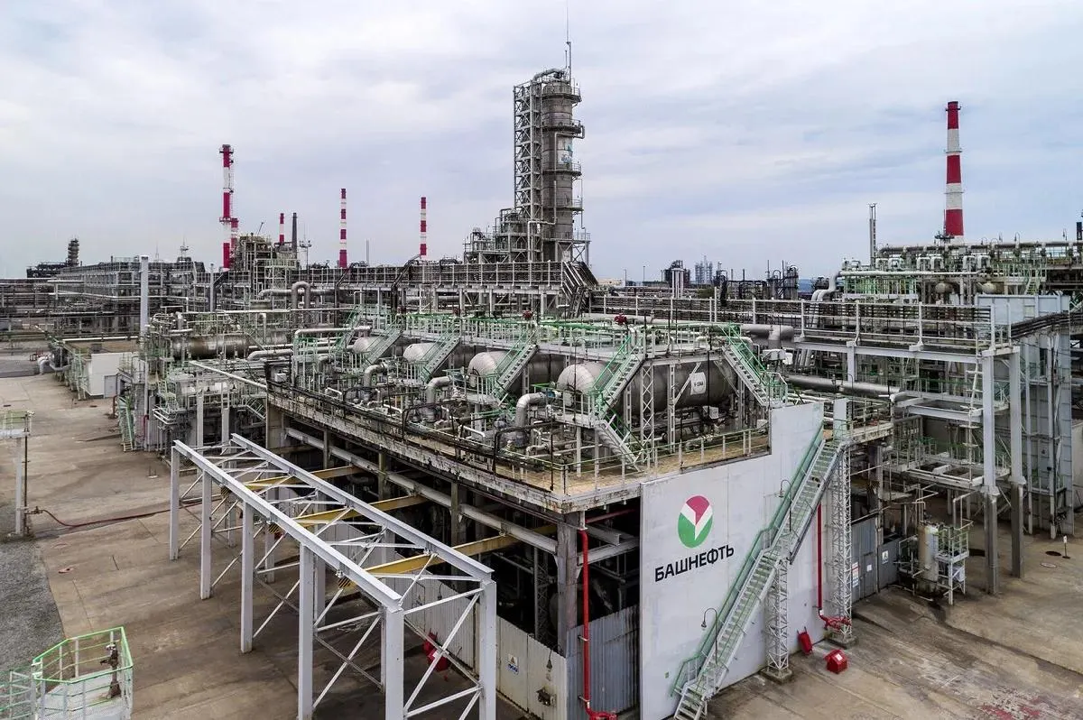 Республика реализовала пакет акций АНК «Башнефть» компании «Роснефть» за 14,8 млрд рублей, чтобы сократить дефицит бюджета, связанный с ростом расходов на поддержку участников СВО. После объявления сделки по двум уфимским НПЗ были нанесены удары беспилотников, в регионе начались перебои с поставками топлива.