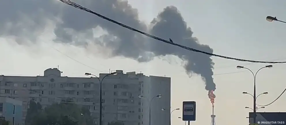 После атаки беспилотников в Капотне загорелась технологическая установка Московского НПЗ. Киев назвал операцию ответом на российские удары, власти подтверждают ликвидацию возгорания; возможны последствия для поставок топлива в регионах.