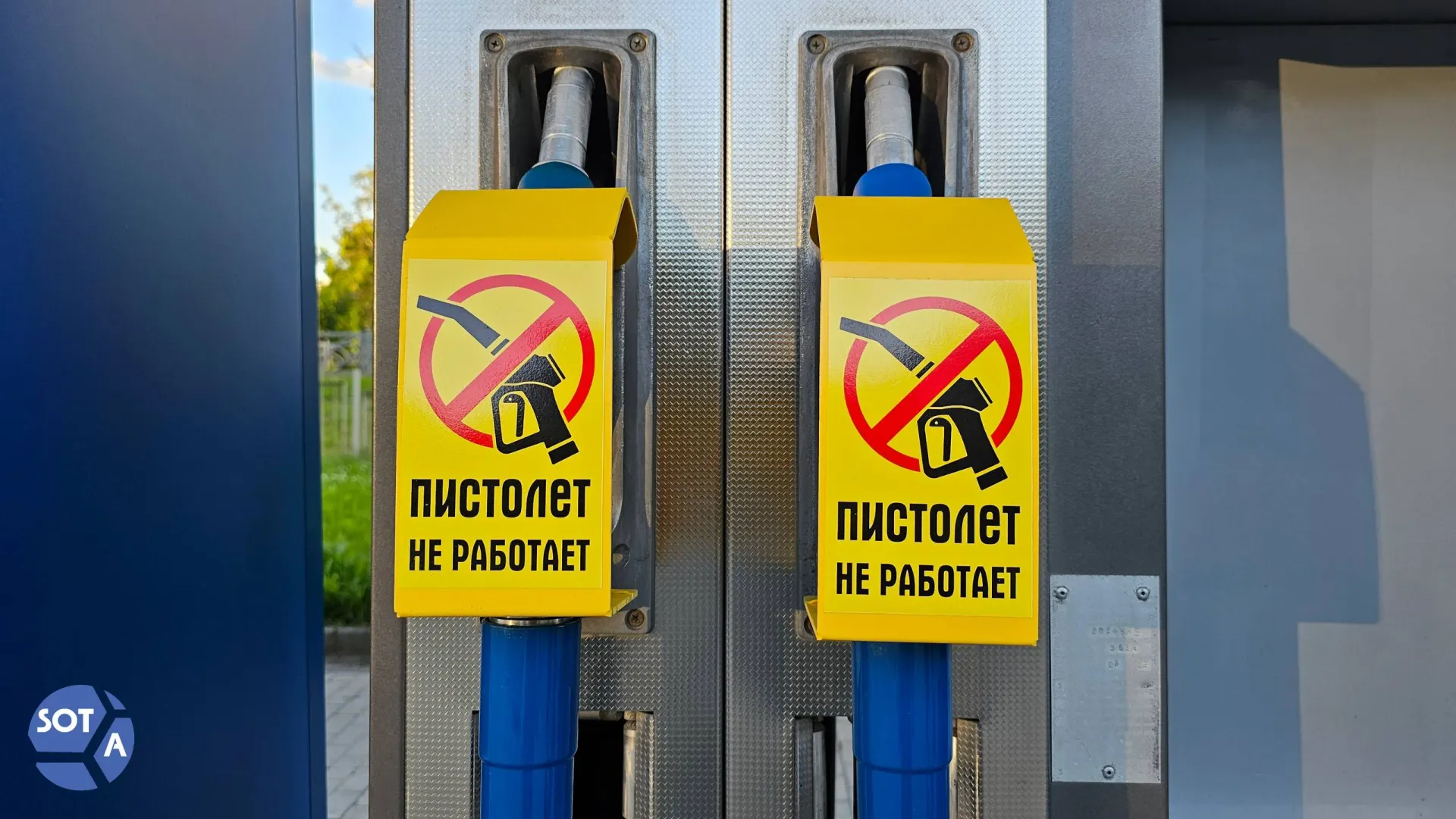 На заправках нескольких сетей в Екатеринбурге закончился бензин 100, 95 и 92, при этом дизель остаётся в продаже. На некоторых станциях наблюдаются очереди.
