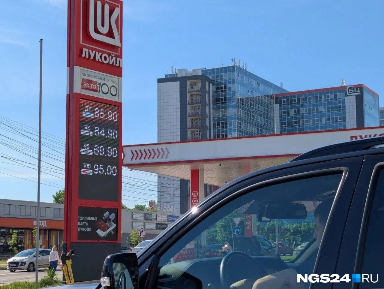 Краевая статистика показывает, что с мая прошлого года средняя цена на бензин выросла на 13,69%, тогда как годовая инфляция в регионе — 5,9%.