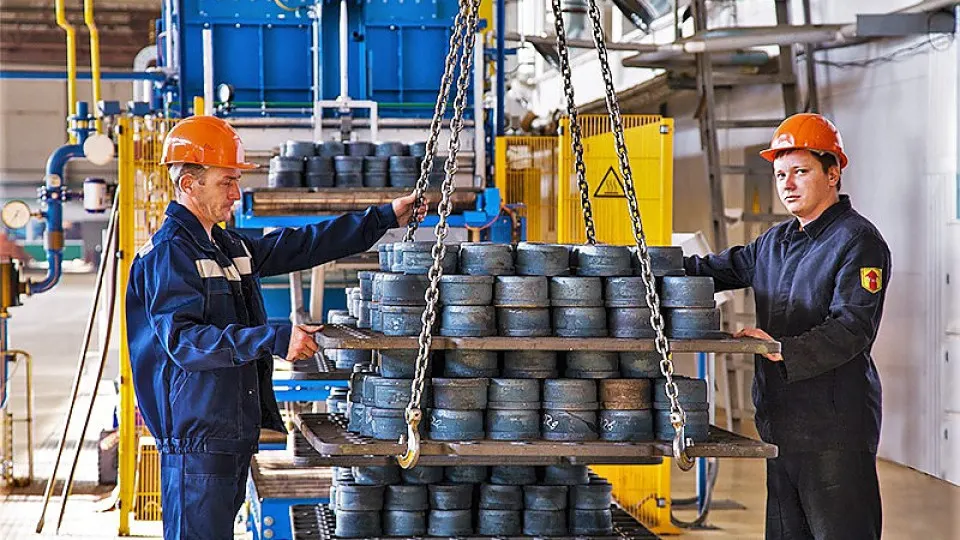 Лефортовский райсуд Москвы наложил арест на активы АО «ЕПК» и связанные предприятия в Волжском, Саратове и Самаре — в деле фигурируют экс‑депутат и несколько предпринимателей. В основе иска — действия 2009 года и сомнения надзора в достоверности ряда сведений.