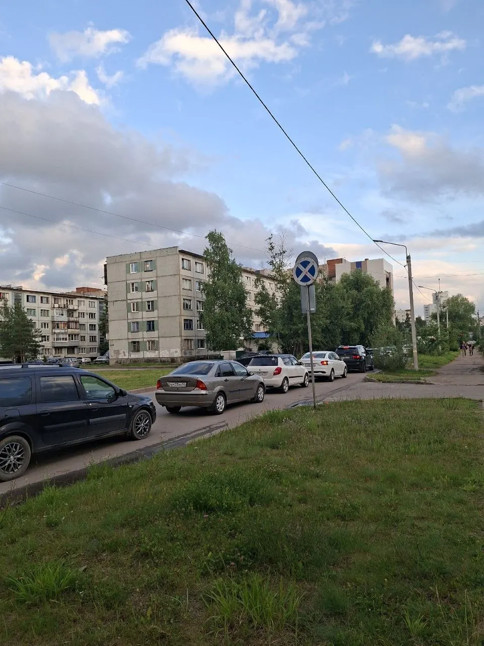 На заправке по адресу Корсунова, 38А в Великом Новгороде образовалась очередь за 95-м бензином; позже выяснилось, что закончились и 92-й.