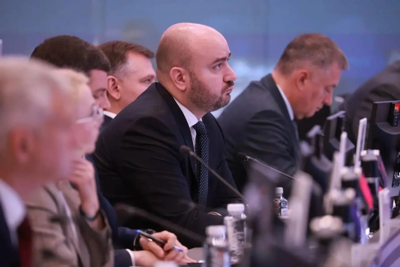 Во время рабочей поездки в Москву губернатор Самарской области принял участие в совещании по поставкам бензина и дизеля. Участникам поручено продолжить мониторинг цен, наличия топлива и логистики.