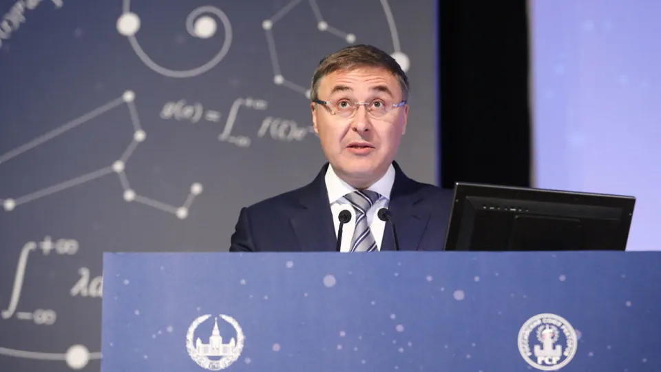 Глава Минобрнауки Валерий Фальков заявил, что массовое стремление выпускников идти в вузы не соответствует потребностям рынка труда. В ответ власти перенаправляют школьников в систему СПО — число учащихся в колледжах растёт.