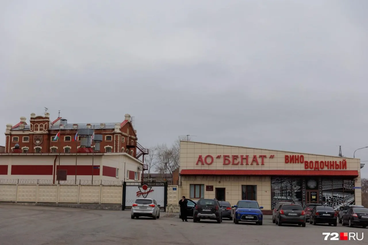 Суд признал сделку купли-продажи акций ничтожной и применил одностороннюю реституцию: компания «Амур» обязана вернуть акции завода, но уплаченные за них деньги ей не вернут.