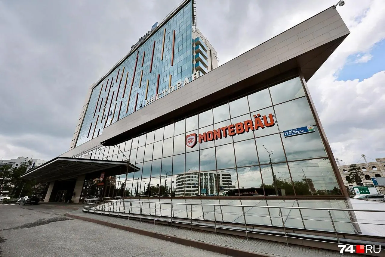 Компанию «Отельстрой», владеющую отелем Radisson Blu в Санкт-Петербурге, выкупили после торгов: цена выросла со стартовых 994,2 млн до 1,34 млрд рублей — торги прошли с 36 повышениями.