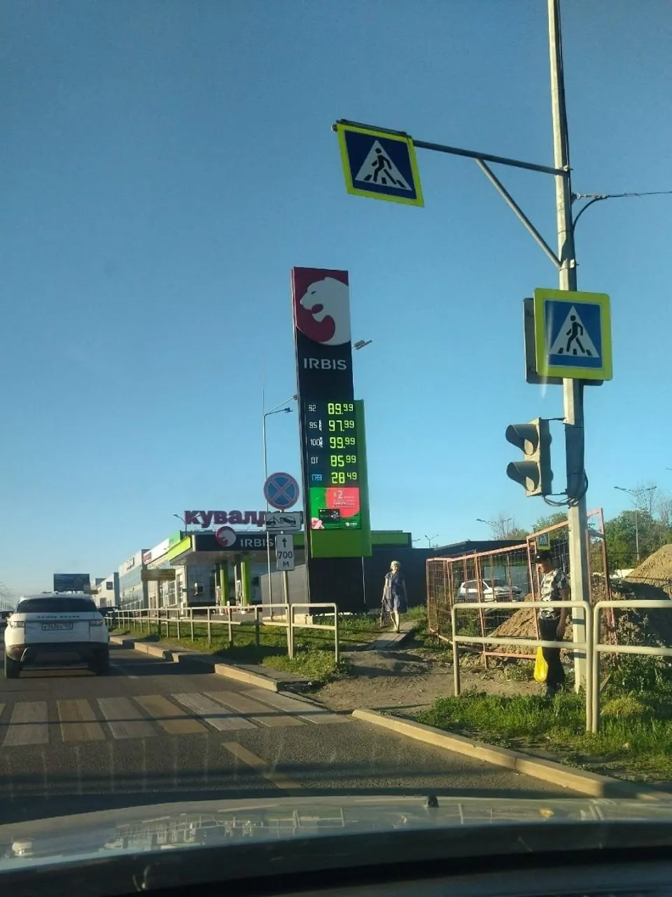 В одной из местных сетей АЗС АИ‑92 продают почти по 90 ₽, АИ‑95 — около 98 ₽. Водители из соседних регионов фиксируют ночной скачок цен и говорят, что горячая линия не дала объяснений.
