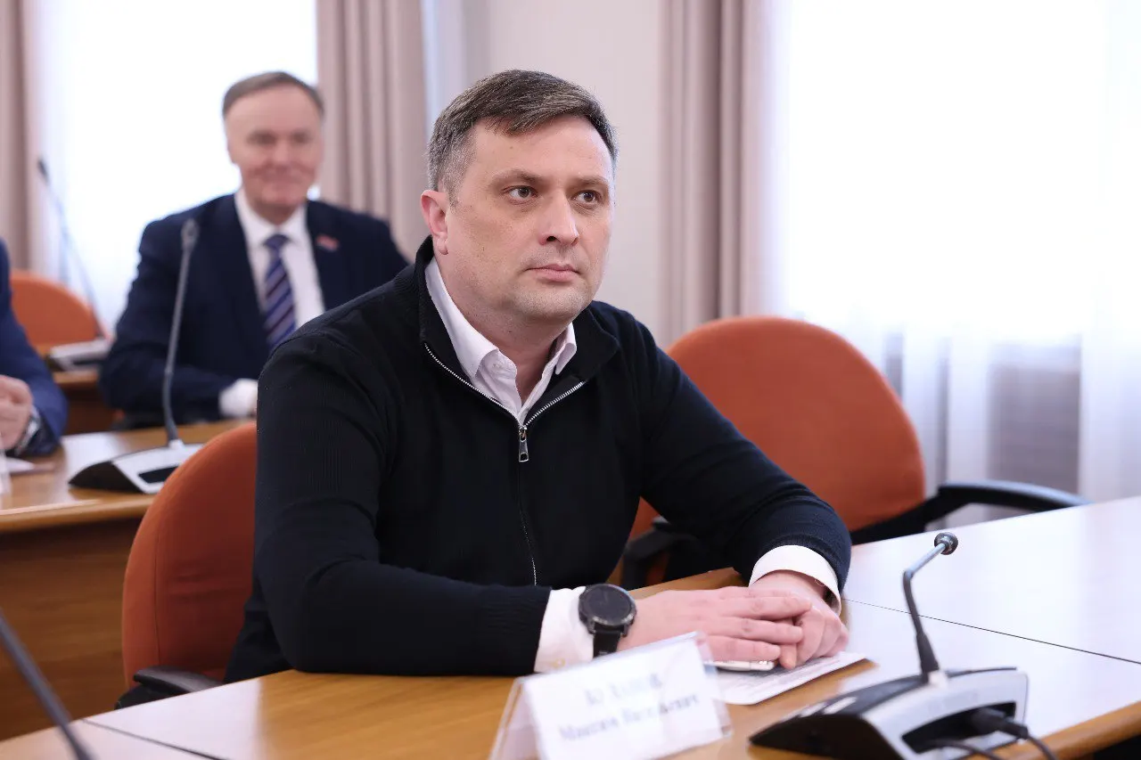 Жители Калининградской области отмечают парадокс: местная рыба и другие продукты иногда продаются дороже, чем в столице. Депутат потребовал проверить причины ценообразования и защитить интересы региональных потребителей.