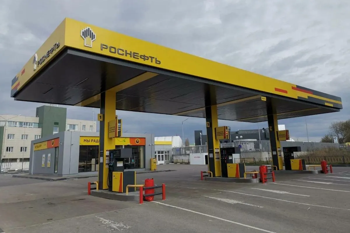 Жители нескольких округов сообщают, что на заправках сети «Роснефть» прекратили отпускать бензин марки АИ‑92 в канистры; похожие проблемы фиксируют и на отдельных АЗС «Татнефть». Операторам якобы запретили выдачу топлива в тару под угрозой штрафов — причина ограничений неизвестна.
