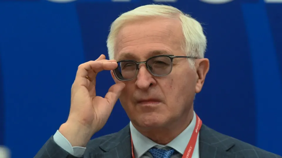 Глава РСПП заявил, что слишком крепкий рубль мешает экономическому росту; представители крупного бизнеса и банков также допускают ослабление валюты и выступают за снижение процентных ставок.
