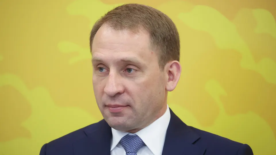 Министр природных ресурсов заявил о резком росте добычи золота в 2026 году до 480–500 тонн. Эксперты и независимые оценки считают такие цифры спорными и ожидают проверки официальной статистики.