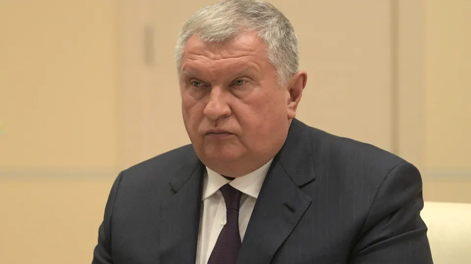 Глава крупной нефтяной компании доложил президенту о значительном числе повреждений российских нефтеперерабатывающих заводов и предложил меры для стабилизации внутреннего рынка топлива: временно отменить нормативы биржевых продаж и обязать компании направлять больше сырья на переработку внутри страны.