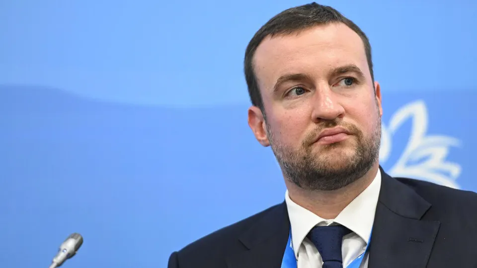 Андрей Патрушев вошёл в проект «Саха Майнинг», став владельцем четверти участия в разработке Тан. Оценочные ресурсы золота и сурьмы внушительны, актив называют перспективным; эксперты оценивают стоимость в $150–200 млн.