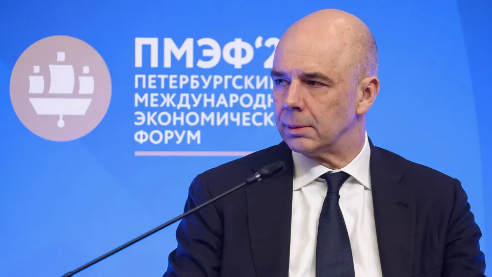 По оперативной оценке Счетной палаты, доходы федерального бюджета в 2026 году могут оказаться на 2,1 трлн руб. ниже заложенных в законе, главным образом из‑за недобора нефтегазовых поступлений и влияния крепкого рубля.