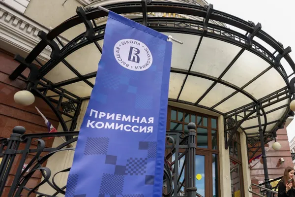 В 2026 году средняя цена платного обучения в российских вузах увеличилась на 10,7%; в отдельных заведениях подорожание достигало 20–30%. Ограничения на число платных мест и рост расходов вузов влияют на стоимость.