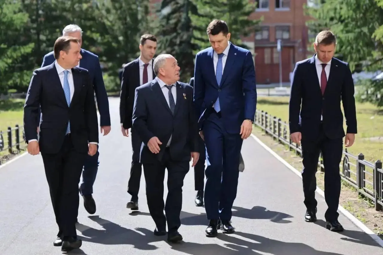 Антон Алиханов вместе с губернатором и руководством завода осмотрел производство, обсудил загрузку предприятия, реализацию инвестпроектов и планы по подготовке кадров; с 2012 года завод передал в ВМФ 13 атомных подводных лодок.