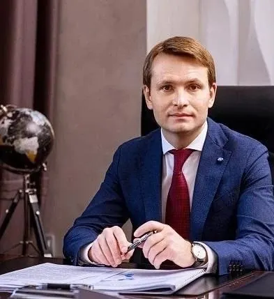 По ведомственным данным за 2025 год, ректор Дальневосточного федерального университета Борис Коробец получает 972,8 тыс. руб. в месяц. Лидер рейтинга — ректор в Магадане Татьяна Брачун (982,7 тыс. руб.).