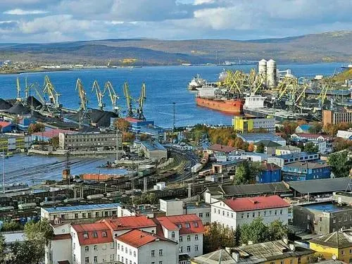 Объем угольной перевалки в Мурманском морском торговом порту за январь—май 2026 г. упал на 30% — до 3,62 млн т. Снижение потока с 2024 года ослабило экологическую напряжённость, но видимых улучшений местные жители пока не отмечают.