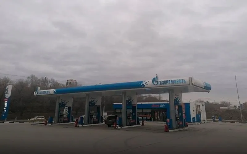 В Новосибирске на заправках сети отменили постоплату: теперь оплату требуют до заправки, а терминалы самообслуживания ограничивают выдачу топлива одной операцией — не более 40 литров.