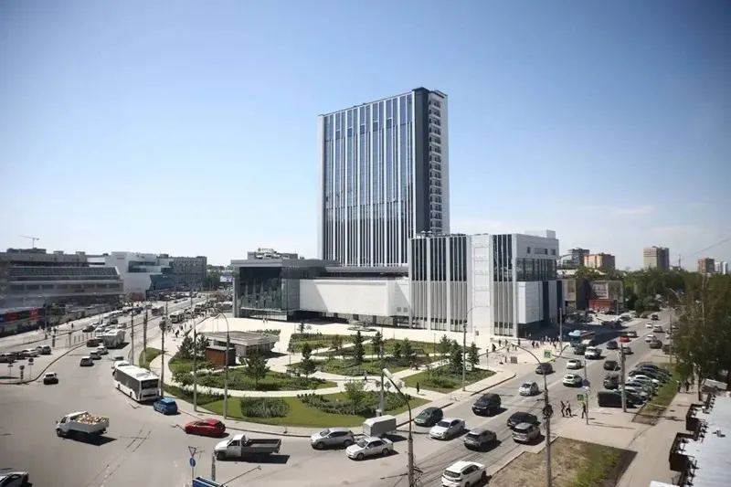 После почти полувекового простоя в эксплуатацию принято обновлённое и надстроенное здание бывшей гостиницы — комплекс рассчитан на номера, конференции, рестораны, SPA и подземную парковку.