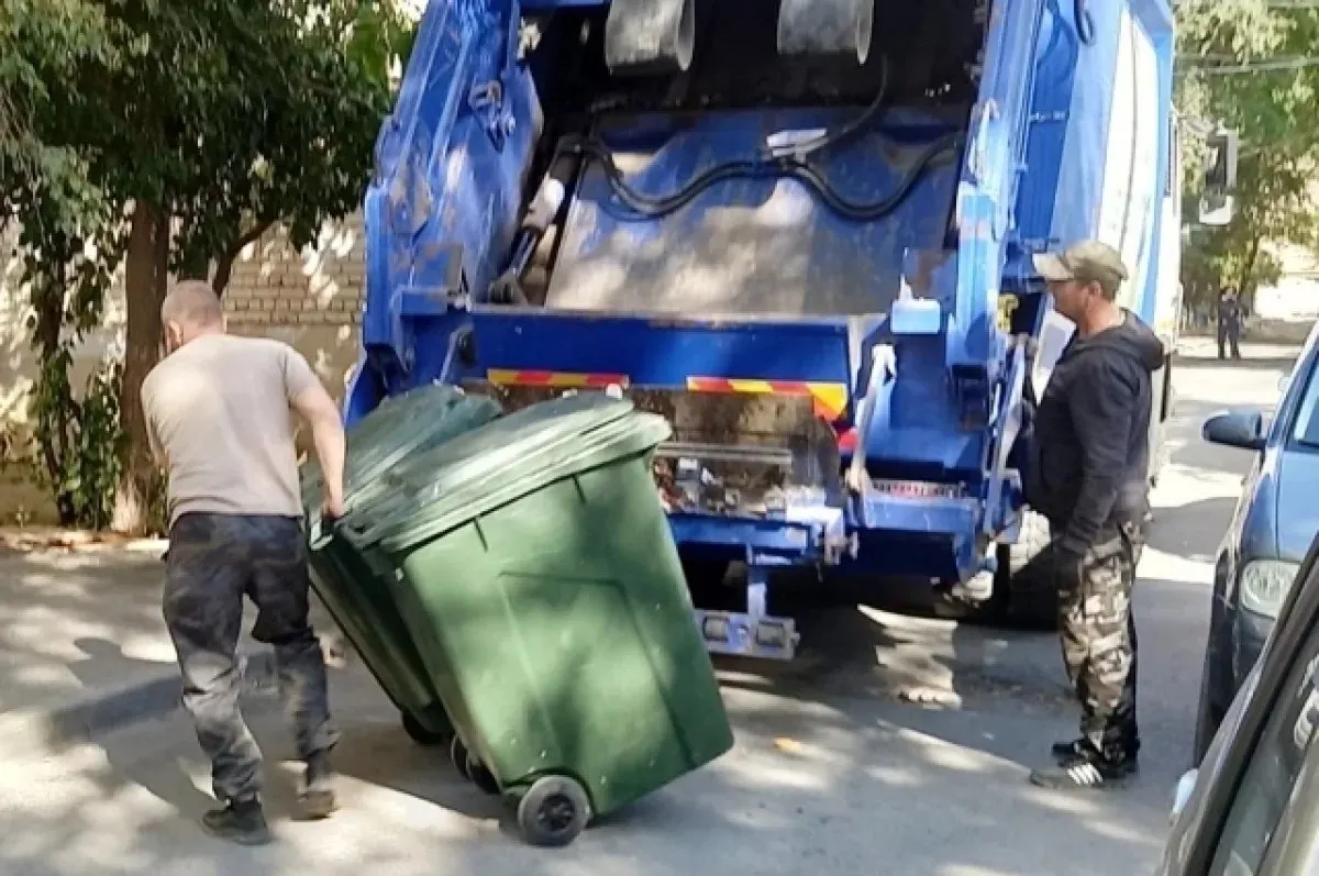 Количество обращений по вывозу ТКО в Самарской области сократилось почти вдвое, но общая задолженность населения и предприятий достигла 1,2 млрд рублей. Региональный оператор пополнил парк 35 новыми машинами и выйдет на более 60 маршрутов; к 2026 году планируют закрыть полигон «Преображенка» и начать его рекультивацию.