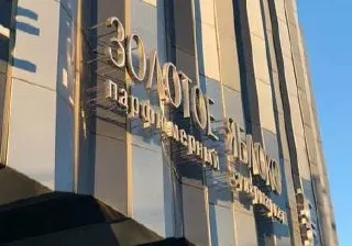 В флагманском универмаге на улице Малышева этой весной ушли несколько бутиков. Закрытия служат тревожным индикатором падения доходов населения и растущих трудностей для ритейла.