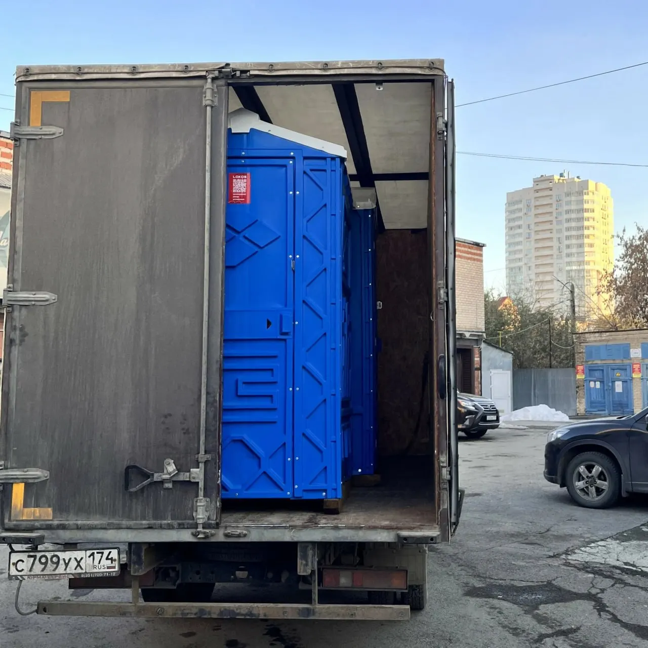 Дефицит бензина и многокилометровые очереди на автозаправках вынудили власти Иркутска поставить биотуалеты у станций; похожие перебои фиксируют и в других регионах Сибири.