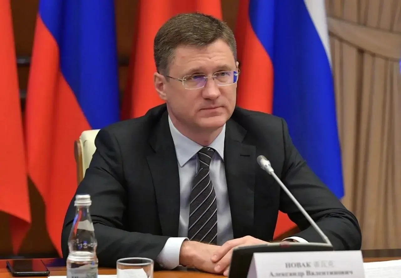 Вице‑премьер заявил, что дефицита топлива нет: ажиотаж искусственно повысил спрос на 20–30%. Власти корректируют маршруты и распределение поставок для обеспечения регионов.