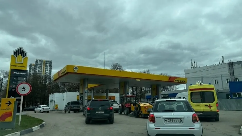 На части автозаправок в регионе отмечают нехватку топлива и скопления водителей. Власти связывают перебои с перестройкой логистики и повышенным спросом; дефицит отчасти объясняют остановками НПЗ после ударов, что привело к сокращению производства и росту цен в столичном регионе.