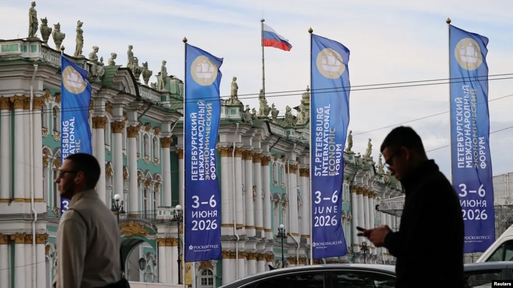 Немецкие парламентарии выразили обеспокоенность из‑за поездки депутатов «Альтернативы для Германии» на Петербургский международный экономический форум: политики говорят о риске вербовки и сборе разведданных. На форуме также присутствуют представители бизнеса из ряда западных стран.