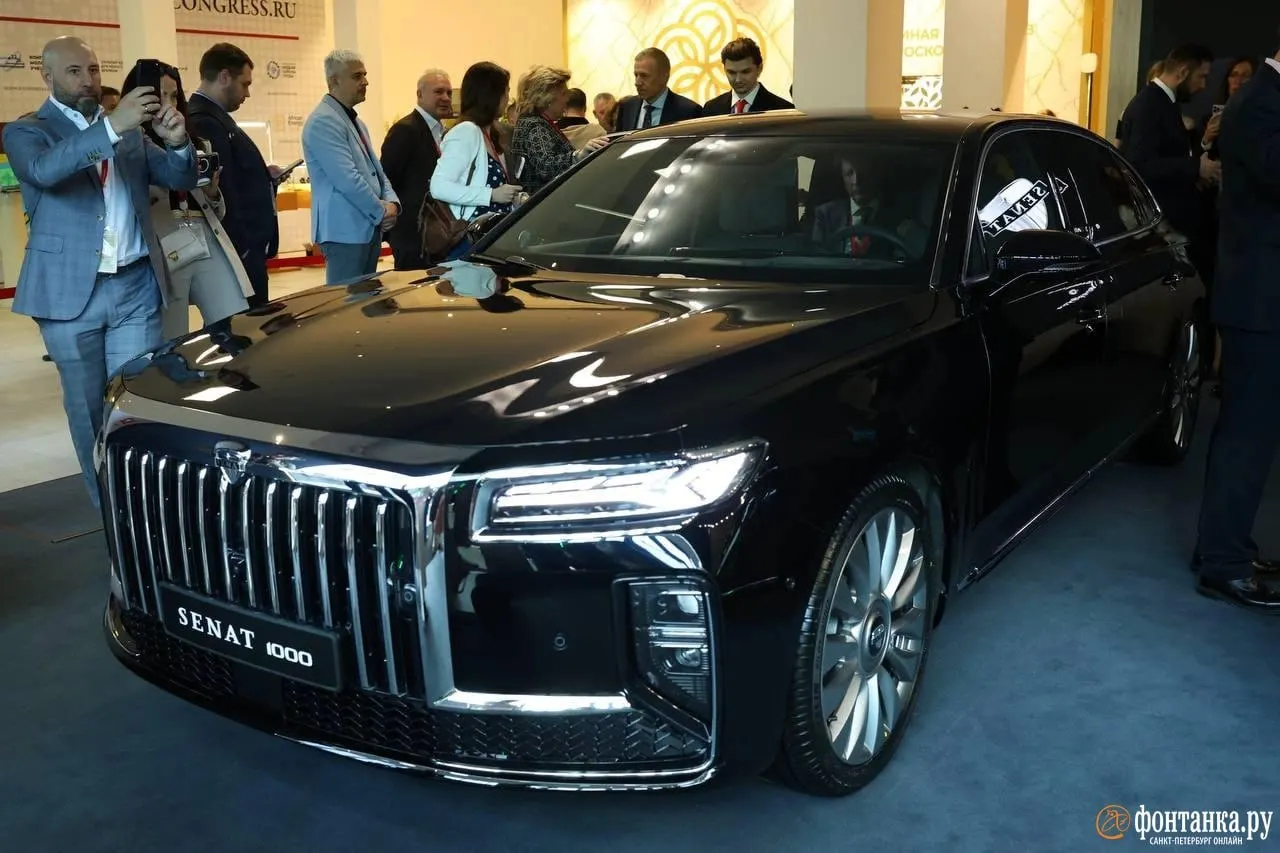 На бывшем заводе Toyota в Шушарах запускают производство седанов Senat 900 и Senat 1000 на базе китайского Hongqi H9 — цены от 12 и 14 млн рублей. В 2026 году рассчитывают выпустить несколько тысяч машин, позже в линейке появится кроссовер.
