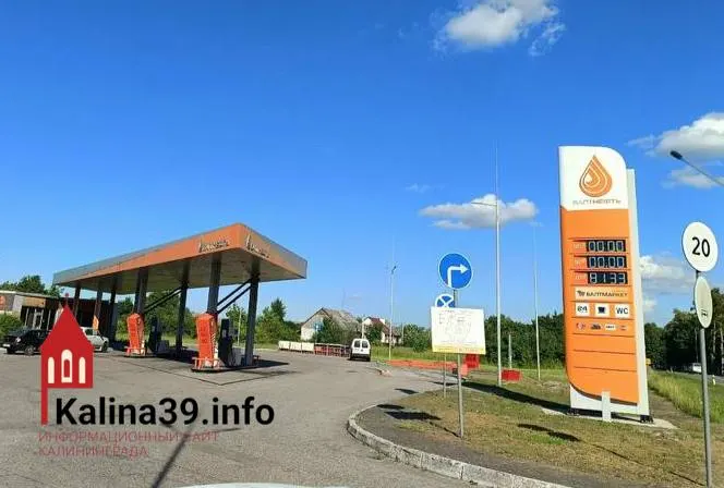 В нескольких районах региона ограничения на продажу топлива и запрет на заправку в канистры приводят к тому, что люди не могут заправить бензиновые газонокосилки и мотокосы.