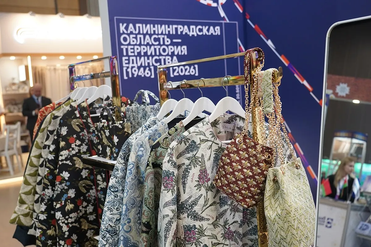 В рамках XIII Форума регионов Беларуси и России калининградские компании представили на стенде региона ассортимент продуктов и изделий — от рыбных консервов и фермерских деликатесов до янтарной косметики и украшений.