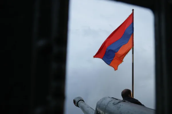 Россельхознадзор ввёл бессрочный запрет на ввоз из Армении картофеля, баклажанов, семечковых (яблоки, груши, айва) и сухофруктов; запрещён также транзит через Россию в другие страны ЕАЭС. В Ереване пообещали поддержку пострадавшим производителям.