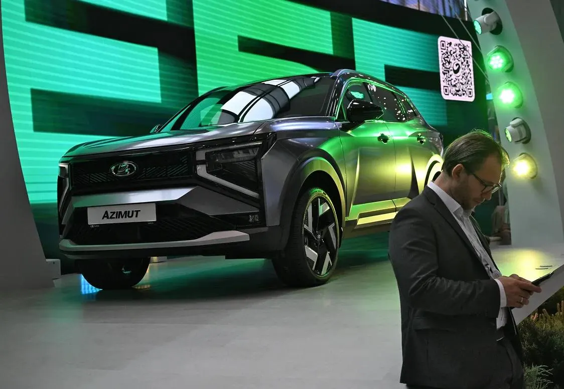 На заводе запустили выпуск бамперов для нового кроссовера Lada Azimut с использованием рекордной пресс‑формы весом до 40 тонн; цикл изготовления одной детали занимает 77 секунд.
