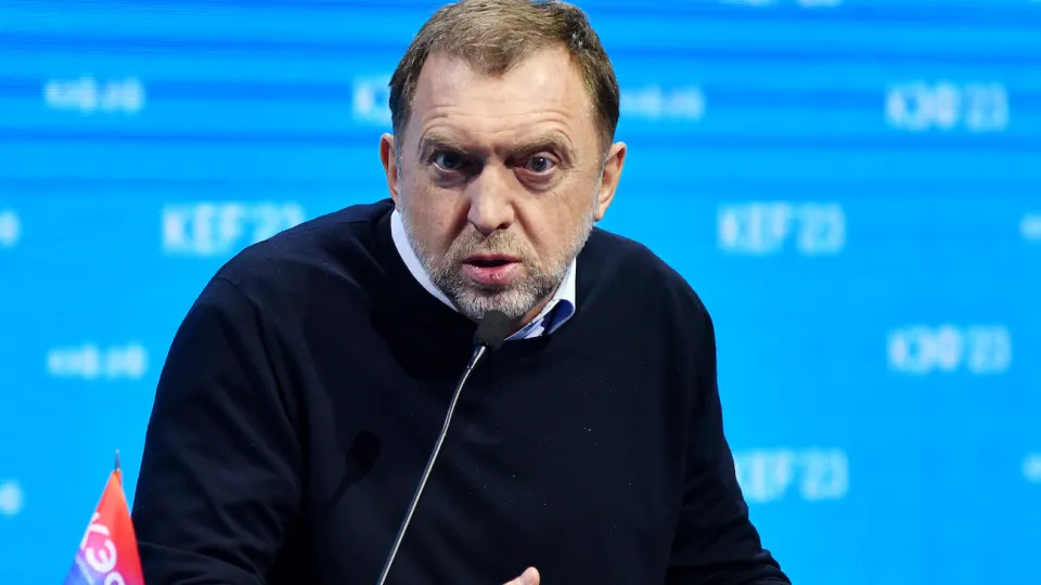 Крупные владельцы и руководители предупреждают, что рост курса рубля снижает конкурентоспособность компаний, вызывает убытки бюджета и приводит к массовым сокращениям сотрудников.
