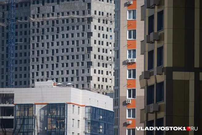 В мае средняя цена на первичном рынке Владивостока упала на 0,5% до 203 тыс. руб./м²; средняя квартира в новостройке стоит около 10,37 млн руб. Город сохранил статус самого дорогого в ДФО и вошёл в топ‑10 по ценам в России.