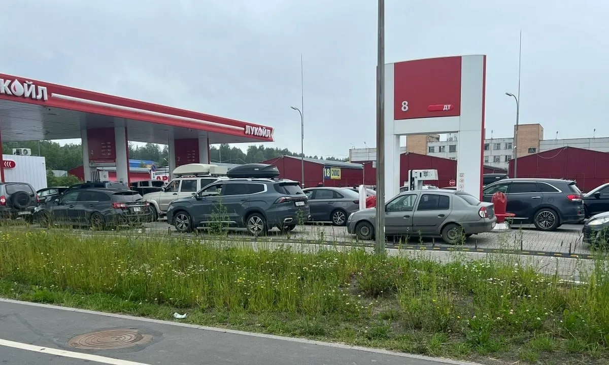 Минпромторг республики сообщает об отсутствии системного дефицита моторного топлива, однако в период отпусков и при увеличении транзитного потока на некоторых заправках отмечают повышенный спрос и временные ограничения отпуска.