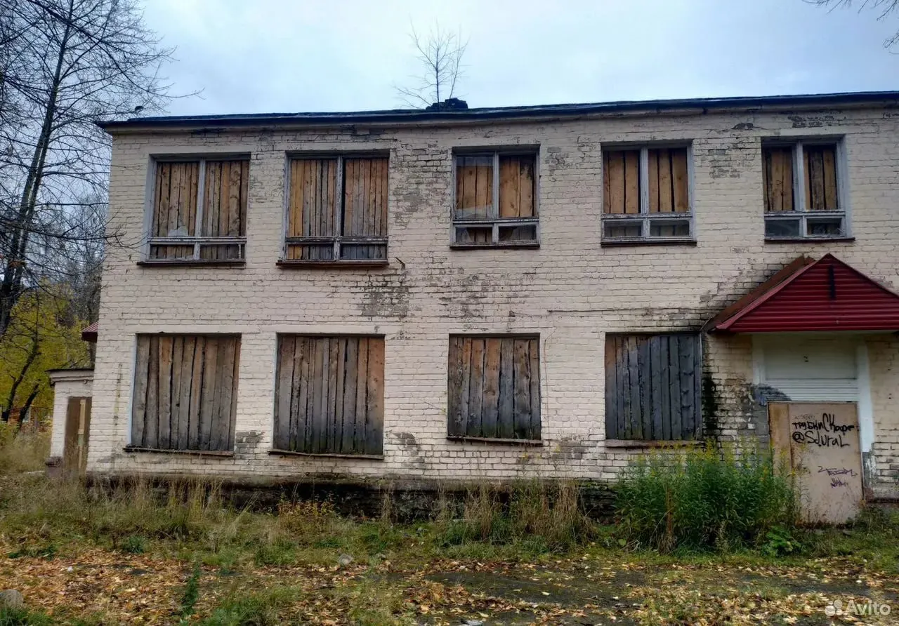 Компания выставила на продажу двухэтажное здание 1961 года постройки и участок площадью 6,1 тыс. кв. м. Объект отключён от электроснабжения и требует капитального ремонта.