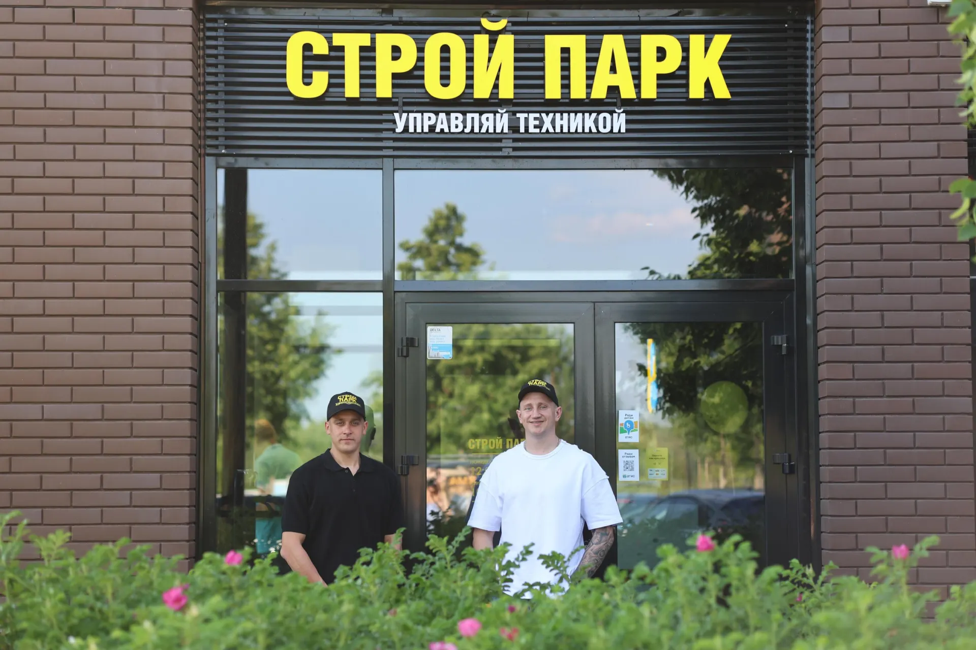 В новой игровой зоне посетители управляют миниатюрной техникой, ищут призы в бочках и нередко просят передать им пульт.