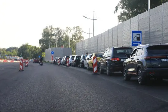 В ряде автозаправок города закончились марки АИ‑92 и АИ‑95, из‑за этого на других станциях скопились большие очереди. Власти обещают скорректировать логистику, сроки нормализации пока не названы.