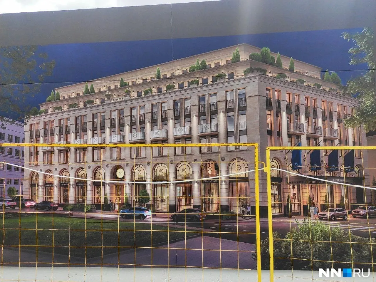На месте бывшего магазина и центра крови начали готовить участок под 120-номеровую гостиницу с подземным паркингом. Разрешение планируют получить до февраля 2028 года, договор действует до 2030-го.