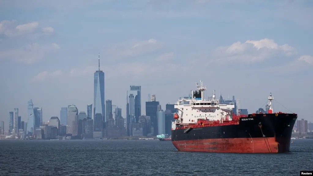 Из‑за перекрытия Ормузского пролива и ограничений на российскую нефть США третий месяц занимают первое место по экспортным поставкам нефти и топлива, что усиливает их переговорные и геополитические позиции.