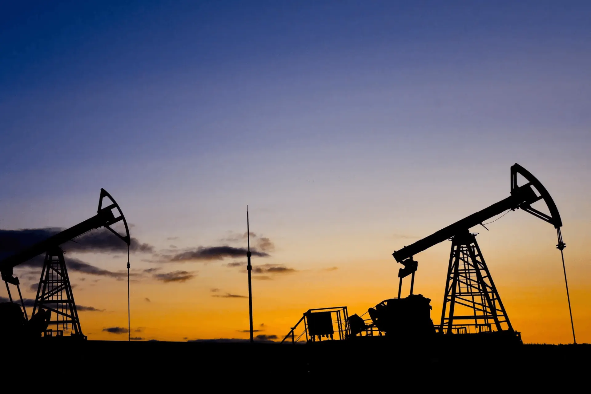 Генеральная лицензия, освобождающая морскую нефть из России от санкций, истекла 17 июня. Администрация не опубликовала её продление, а Белый дом уклончиво комментирует возможность возвращения ограничений.