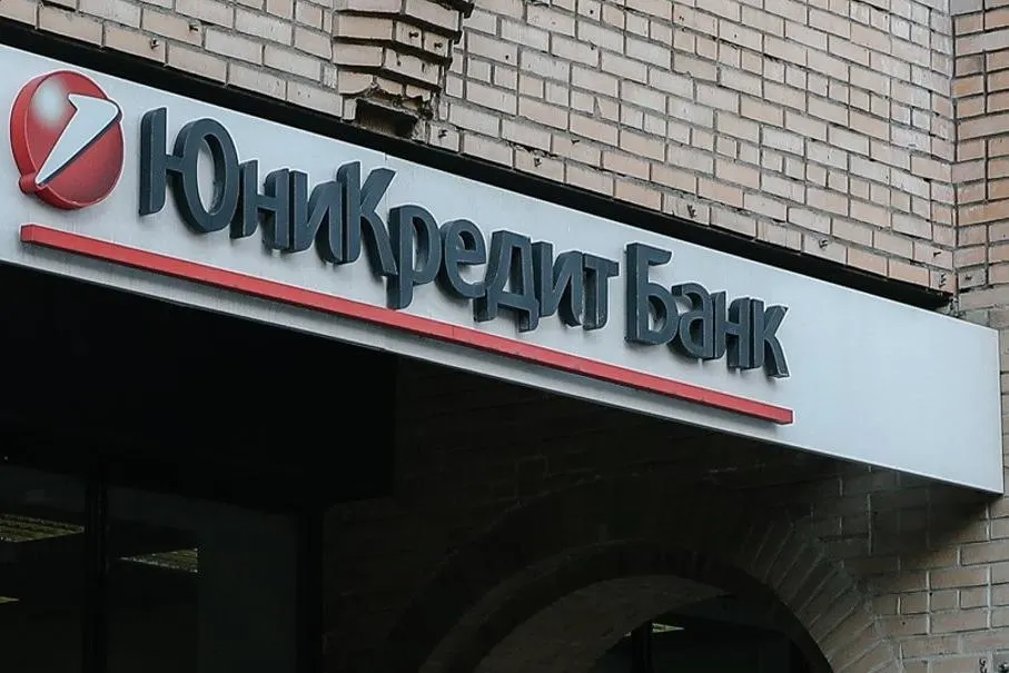 Риккардо Орчел, бывший топ‑менеджер ВТБ и младший брат главы UniCredit, назначен независимым консультантом и участвовал в переговорах о продаже части российского бизнеса банка; завершение сделки планируется в первой половине 2027 года при получении регуляторных одобрений.