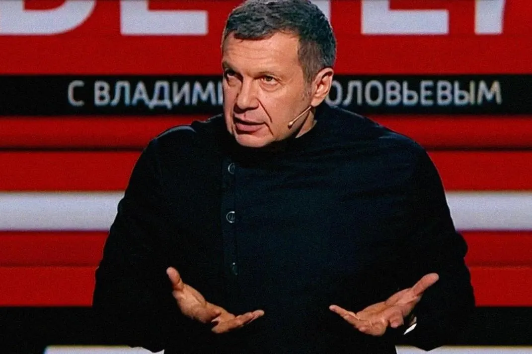 Телеведущий утверждает, что в последние дни остановлены работы по дамбам для защиты мостов от ударов; при этом он критикует решение Центробанка и призывает увеличить производство современных систем ПВО.