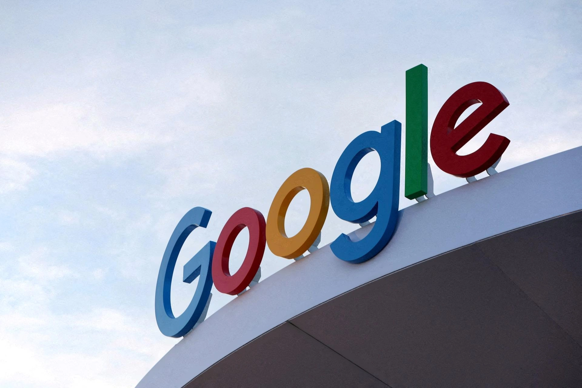 Бельгийский суд наложил обеспечительные меры на имущество Google Belgium в рамках иска российского ООО «Гугл», которое требует исполнения постановления Арбитражного суда Москвы о возврате дивидендов, признанных выплатой с целью уклонения от обязательств перед кредиторами.