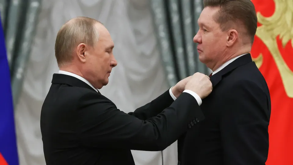 Капитализация крупнейшего газового холдинга сократилась до нескольких триллионов рублей после многолетнего падения экспорта в Европу; продажи в Китай не компенсируют потерь, а денежный поток остаётся отрицательным.