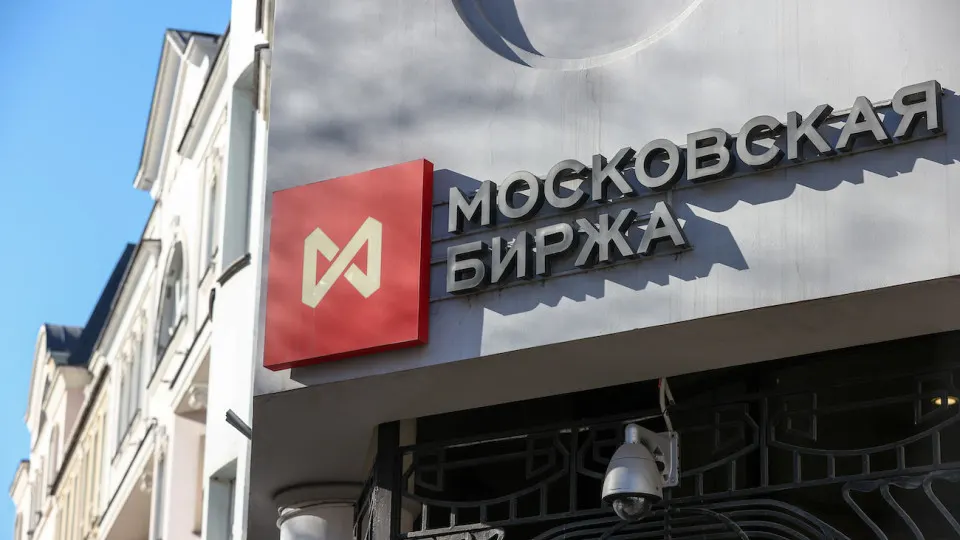 Индекс Мосбиржи опустился до уровней февраля 2023 года: за неделю — падение свыше 7%, за июнь — почти 13%. Инвесторы фиксируют убытки на фоне геополитической напряжённости, падения цен на нефть и слухов о новой мобилизации.