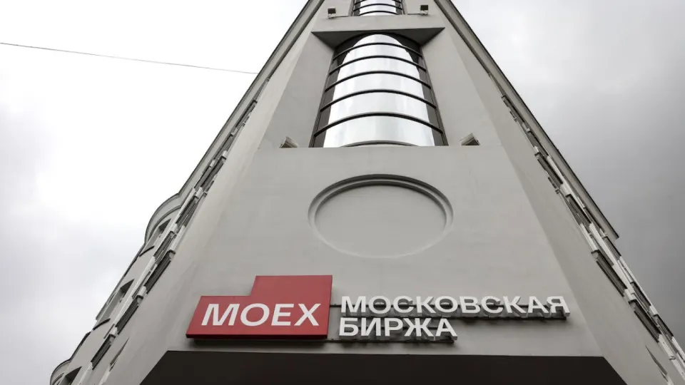 Индекс Мосбиржи упал на 4,65% и опустился до минимума с марта 2023 года: все «голубые фишки» в минусе, аналитики говорят о панических продажах, маржин‑коллах и усилении геополитических рисков.